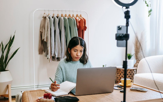Ide Bisnis Online untuk Perempuan Dewasa. Foto hanya ilustrasi, bukan sebenarnya. Sumber: pexels.com/Liza Summer