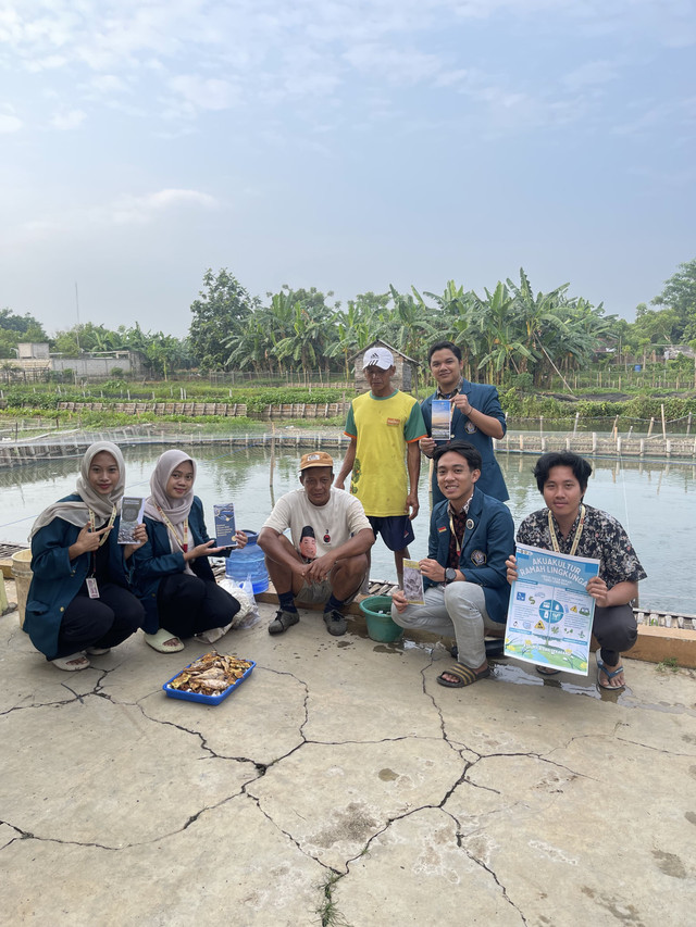 Kegiatan Edukasi Program KKN Mahasiswa UNDIP Terkait Edukasi Penggunaan Sistem Resirkulasi Filter Mekanik dan Biologis dalam Budidaya Ikan Lele secara Lansung ke Pembudidaya Ikan Lele di Desa Tambaksari. Sumber: Dokumentasi Pribadi.