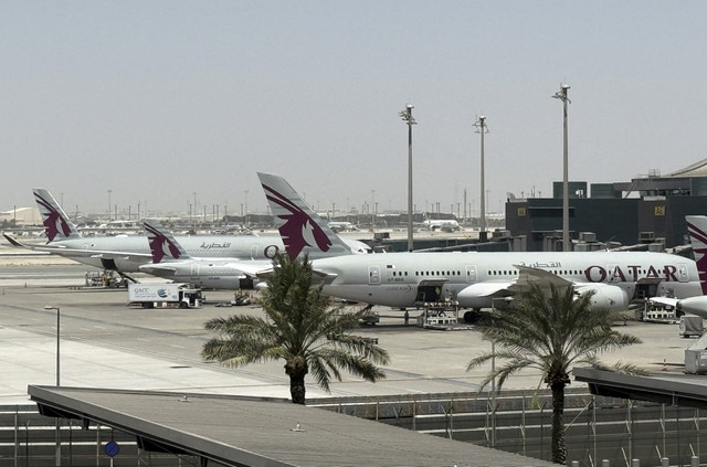 Sejumlah pesawat Qatar Airways parkir sebelum terbang di Bandara Internasional Hamad, Doha, Qatar, Selasa (24/6/2025). Foto: Stringer/Reuters