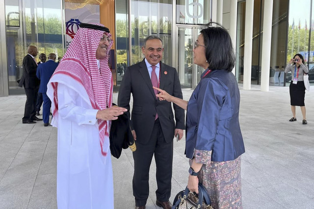 Menteri Keuangan Indonesia Sri Mulyani bertemu menteri Keuangan Saudi Arabia Muhammad Al Jadaan dan Menteri Keuangan Qatar Ali Alkuwari di sela Pertemuan Tahunan AIIB.
Foto: Instagram/ @smindrawati