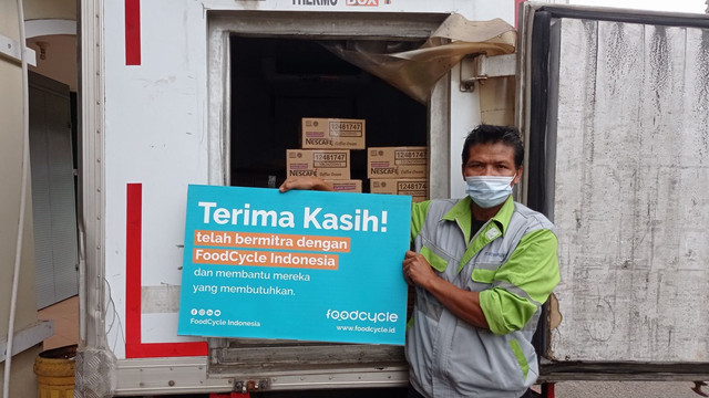 Apresiasi masyarakat terhadap kolaborasi antara Nestlé Indonesia dan FoodCycle Indonesia, bagian dari The Global FoodBanking Network dalam mendistribusikan produk Nestlé Indonesia kepada komunitas rentan. Foto: Dok. Nestlé Indonesia