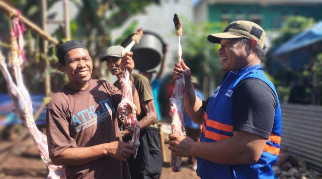 Kebahagiaan Relawan DT Peduli dan Panitia Qurban Fest di Leuwipanjang (Sumber : DT Peduli)