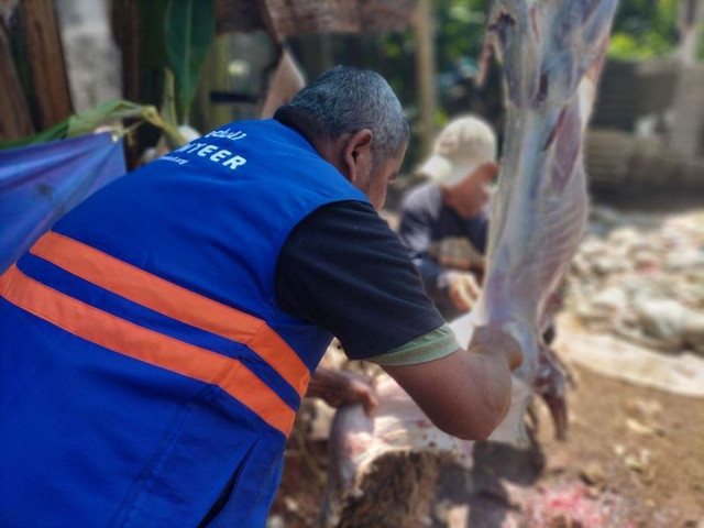 Kebahagiaan Relawan DT Peduli dan Panitia Qurban Fest di Leuwipanjang (Sumber : DT Peduli)