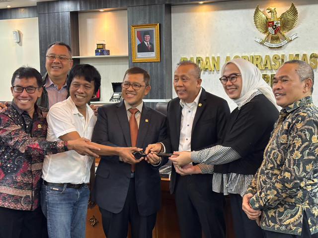 Wakil Ketua DPR RI, Saan Mustopa, menetapkan Ahmad Heryawan dari Fraksi PKS sebagai Ketua Badan Aspirasi Masyarakat (BAM) DPR RI menggantikan Netty Prasetyani di Kompleks Parlemen, Senayan, Jakarta pada Rabu (25/6). Foto: Abid Raihan/kumparan