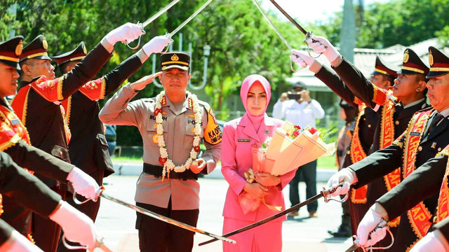 Prosesi Pedang Pora menyambut Kombes Pol Ruruh Wicaksono sebagai Kapolresta Cilacap menggantikan Kombes Pol Fankky Ani Sugiarto, Rabu (20/12/2023). Foto: dok Polresta Cilacap