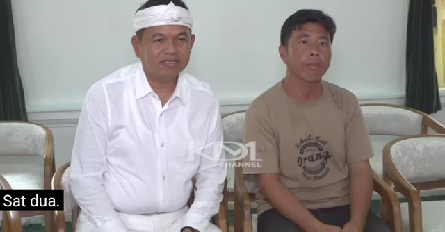 Gubernur Jabar, Kang Dedi Mulyadi (KDM) saat bersama Randi, warga Prabumulih yang berjalan 26 hari menuju kediaman KDM/Youtube channel: Kang Dedi Mulyadi