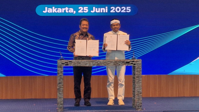 Menteri Kelautan Perikanan Sakti Wahyu Trenggono dan Gubernur Jawa Barat Dedi Mulyadi dalam Penandatanganan MoU Perikanan Budidaya Tambak dengan Pemerintah Daerah Jabar di Kantor Kementerian KP, Jakarta Pusat pada Rabu (25/6). Foto: Argya Maheswara/kumparan
