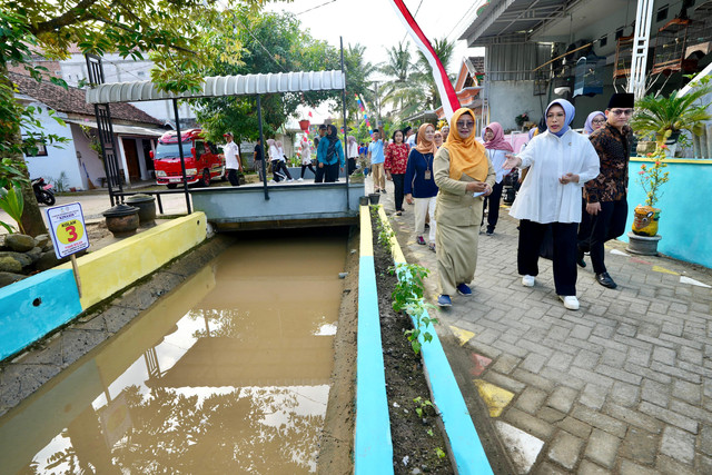 Penasihat I DWP Kemensos Fatma Saifullah Yusuf didampingi Bupati Trenggalek Mochamad Nur Arifin dan anggota Komisi VII DPR RI Novita Hardini meninjau sungai lokasi kerja bakti dan mengikuti kegiatan penaburan bibit ikan mujair. Foto: Dok. Kemensos