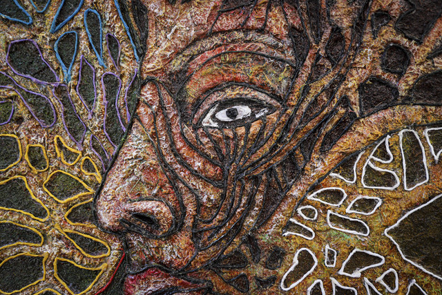 Pengrajin hiasan dari barang bekas merapihkan stan pamerannya saat Jakarta Kita di Cibis Park, Cilandak, Jakarta, Rabu (25/6/2025). Foto: Iqbal Firdaus/kumparan