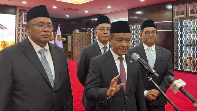Menteri Energi dan Sumber Daya Mineral (ESDM) Bahlil Lahadalia melantik Rilke Jeffri Huwae sebagai Direktur Jenderal Penegakkan Hukum (Dirjen Gakkum) di kantor Kementerian ESDM, Rabu (25/6/2025). Foto: Fariza Rizky Ananda/kumparan