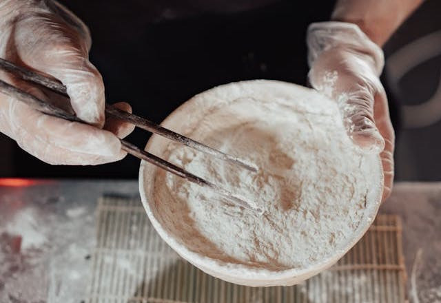 Ilustrasi cara mengaduk tepung agar tidak menggumpal. Foto: Pexels/Mikhail Nilov