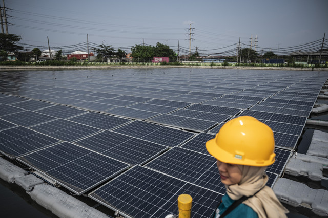 Petugas PLN berada di dekat area Pembangkit Listrik Tenaga Surya (PLTS) terapung Tambaklorok, Semarang, Jawa Tengah, Rabu (25/6/2025). Foto: Aprillio Akbar/ANTARA FOTO