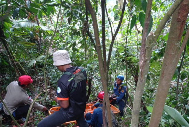 Suasana evakuasi jasad korban di Gunung Salak, Rabu (25/6/2025). Dok: SAR Bogor 