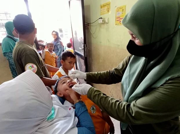Siswa TK di Surabaya saat menjalani imunisasi polio. Foto: Masruroh/Basra