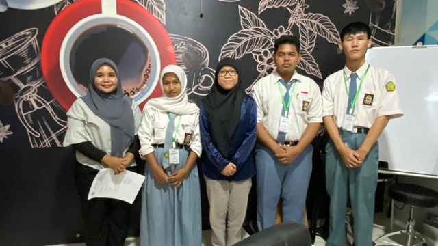 Foto bersama usai penyerahan siswa PKL SMK Amaliyah Sekadau. Foto: Dok. PWI Sekadau