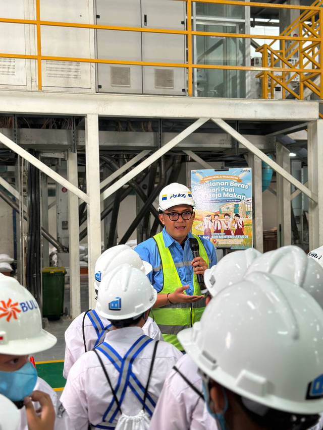 BULOG lewat program “Kawan Menuju Masa Depan: Perjalanan Beras dari Padi ke Meja Makan” mengajak siswa kelas 5 SDN Menteng Atas 01 melihat proses pengolahan beras di Sentra Penggilingan Beras (SPB) Jakarta. Foto: Dok. BULOG