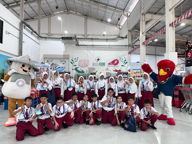 Siswa dan siswi kelas 5 SDN Menteng Atas 01 yang mengikuti program melihat “Kawan Menuju Masa Depan: Perjalanan Beras dari Padi ke Meja Makan” dari BULOG dalam melihat proses pengolahan beras di Sentra Penggilingan Beras (SPB) Jakarta. Foto: Dok. BULOG