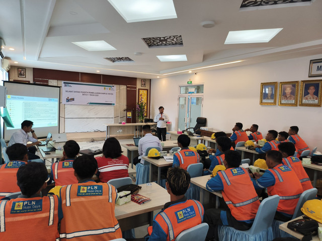 Team Leader Pemeliharaan PLN UP3 Ketapang, Hendri Aditama, membekali peserta dengan berbagai materi penting seperti: Materi AKHLAK dan PS4, Operasi & Pemeliharaan jaringan, Yantek Optimization, PLN Mobile dan SOP Komunikasi, Wiring kWh Meter serta Budaya Keselamatan dan Kesehatan Kerja (K3). Foto: Dok. Istimewa