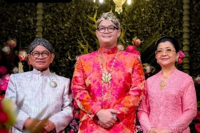 Gubernur DKI Jakarta Pramono Anung (kiri) berfoto dengan mempelai pria, Ariq Irsyad Maulana (tengah). Ariq menikahi putri Pramono, Hanifa Fadhila Pramana, hari ini, Rabu (25/6). Foto: Instagram/ @pramonoanungw