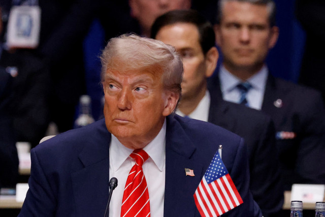 Presiden Amerika Serikat Donald Trump menghadiri pertemuan puncak NATO di Den Haag, Belanda, Rabu (25/6/2025). Foto: Ludovic Marin/Pool via REUTERS