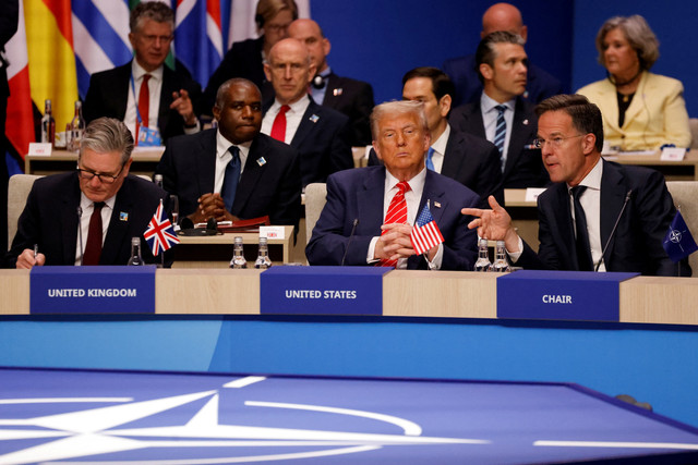 Presiden Amerika Serikat Donald Trump menghadiri pertemuan puncak NATO di Den Haag, Belanda, Rabu (25/6/2025). Foto: Ludovic Marin/Pool via REUTERS