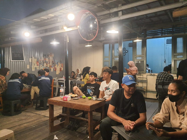 Suasana Kedai Linimasa pada malam hari/Anyelir. 