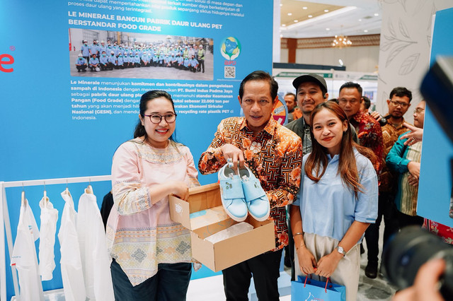 Le Minerale menampilkan produk hasil daur ulang plastik rPET (recycled PET) dalam Pameran Hari Lingkungan Hidup Sedunia 2025 di Assembly Hall Jakarta Convention Center (JCC) pada 22-24 Juni 2025. Foto: dok. Le Minerale