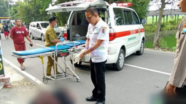 Petugas saat evakuasi korban kecelakaan lalu-lintas di Jalan PUK Kanor-Rengel, turut Desa Semambung, Kecamatan Kanor, Kabupaten Bojonegoro, Jawa Timur. Rabu (25/06/2025) (Aset: Istimewa)