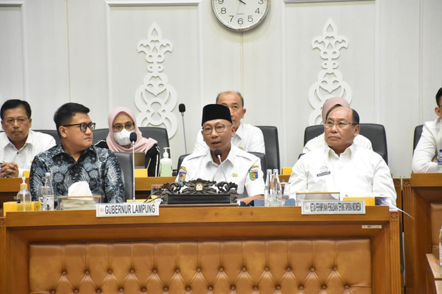 Gubernur Lampung, Rahmat Mirzani Djausal saat menghadiri Rapat Dengar Pendapat Umum (RDPU) bersama Badan Legislasi (Baleg) DPR RI di Jakarta | Foto : Dok. Adpim
