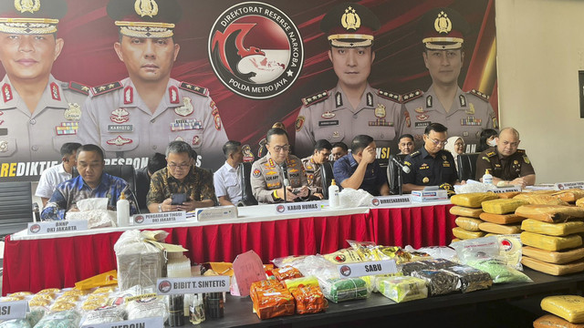 Pengungkapan kasus tindak pidana narkoba Mei-Juni di Gedung Ditresnarkoba Polda Metro Jaya, Jakarta Selatan, Kamis (26/6/2025).  Foto: Nasywa Athifah/kumparan