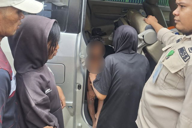 Orang tua paksa enam anaknya mengemis, kini diamankan petugas Dinsos Karawang. Foto: Dok. Dinsos Karawang