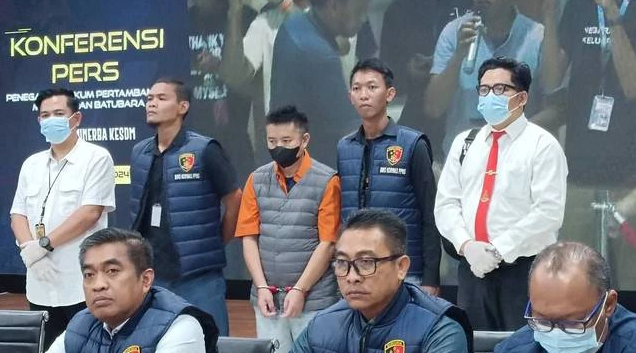 WNA asal China, Yu Hao (48), tersangka kasus tambang ilegal di Ketapang, Kalbar, beserta barang bukti dihadirkan dalam konferensi pers pada Sabtu, 11 Mei 2024. Foto: Thomas Bosco/kumparan