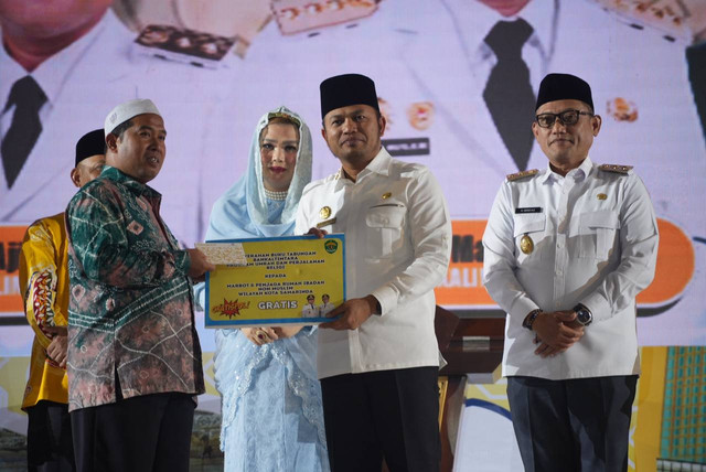 Wakil Gubernur Kalimantan Timur Seno Aji (kedua dari kanan) saat menyerahkan Penghargaan Gratispol Umrah untuk penjaga masjid pada Penyerahan Penerima Penghargaan Gratispol Umrah dan Perjalanan Religi, dan Jospol Insentif Guru di Plenary Hall Komplek GOR Kadrie Oening Sempaja, Samarinda pada Rabu (25/6/2025). Foto: Dok. Istimewa