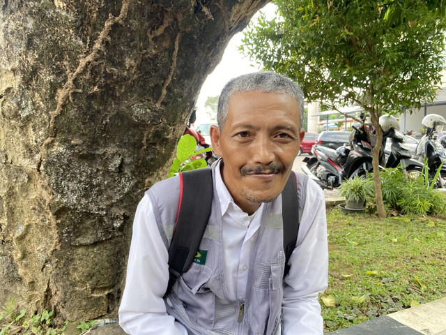Slamet Riyadi, penjaga sekolah di Sleman yang baru saja diangkat menjadi PPPK setelah 21 tahun menjadi tenaga honorer. Foto: Pandangan Jogja/Resti Damayanti