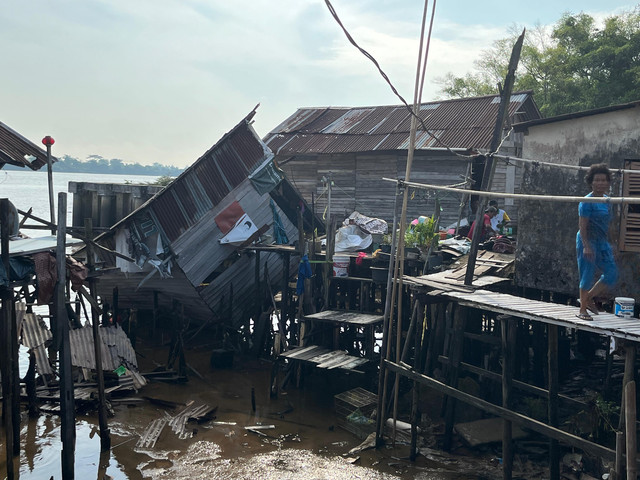 Sebuah rumah milik warga Pontianak Barat Roboh, dan ibu disebelah kanan adalah pemilik rumah tersebut. Foto: Rabiansyah/Hi!Pontianak.
