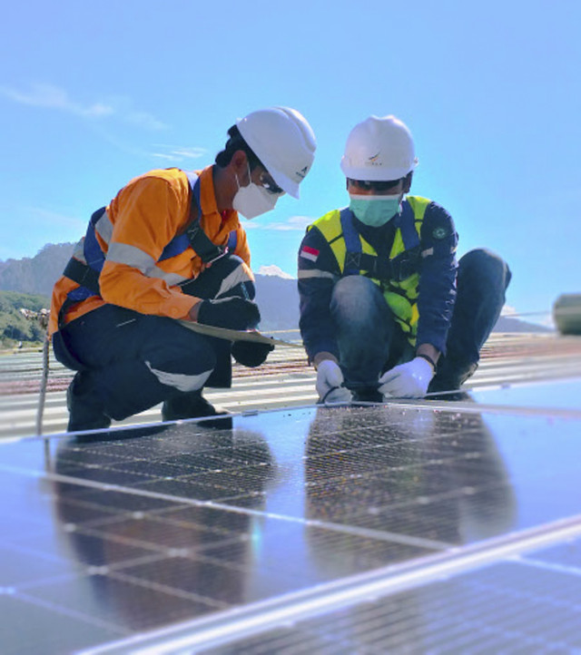 Proyek instalasi panel surya pada Grup Astra. Foto: Dok. Grup Astra