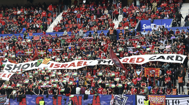 Osasuna membentangkan spanduk bertuliskan 'Tunjukkan kartu merah kepada Israel' sebelum pertandingan sepak bola Liga Spanyol antara CA Osasuna dan Real Madrid CF di Stadion El Sadar di Pamplona. Foto: Ander Gillenea/AFP
