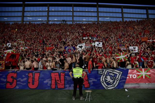 Osasuna bersorak sebelum dimulainya pertandingan sepak bola final Copa del Rey (Piala Raja) Spanyol antara Real Madrid CF dan CA Osasuna di stadion La Cartuja di Sevilla. Foto: Cristina Quicler/AFP