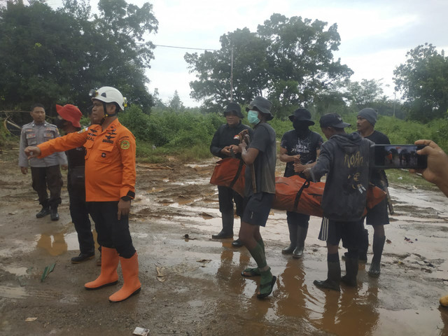 Kemensos menyalurkan bantuan logistik dan mendirikan dapur umum untuk korban banjir dan longsor di Parigi Moutong, Sulawesi Tengah, Rabu (25/06/2025). Bencana mengakibatkan 5 korban meninggal dan 2 orang hilang. Foto: Dok. Kemensos