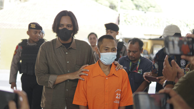 Seorang ayah tiri berinisial AT, warga Jenar, Sragen, terancam hukuman berat hingga 20 tahun penjara. Foto: Dok. Polres Sragen