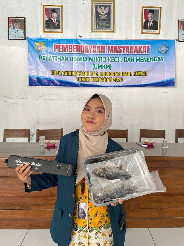 EDUKASI PENGEMBANGAN METODE PENGEMASAN VACUUM UNTUK MENINGKATKAN NILAI JUAL PRODUK PINDANG Di Desa Tambaksari, Kecamatan Rowosari, Kabupaten Kendal
