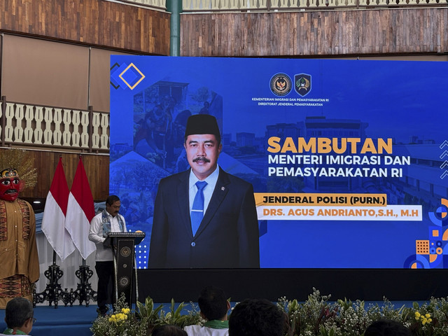 Menteri Imipas, Agus Andrianto memberikan sambutan di acara launching Aksi Sosial Gerakan Nasional Pemasyarakatan Klien Balai Pemasyarakatan Peduli 2025, di Setu Babakan, Jakarta Selatan pada Kamis (26/6/2025). Foto: Abid Raihan/kumparan