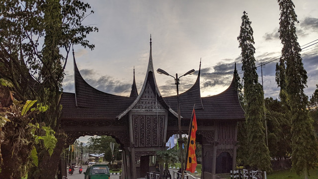 Penginapan dekat UNAND, foto: Gerbang Masuk Universitas Andalas, Unsplash/Adli Hadiyan Munif