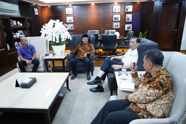 Mensos Saifullah Yusuf (Gus Ipul) memenuhi undangan Ketua Dewan Ekonomi Nasional (DEN), Luhut Binsar Pandjaitan, di Kantor DEN, Kamis (26/6/2025) siang. Foto: Dok Kemensos