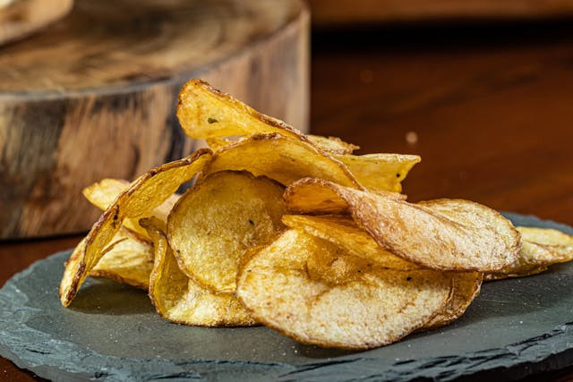 Ilustrasi cara meniriskan minyak pada keripik. Foto: Pexels/Natan Machado Fotografia Gastronômica