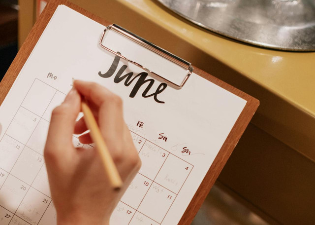 Ilustrasi kalender 2011 lengkap dengan weton - Sumber: pexels.com/@ron-lach