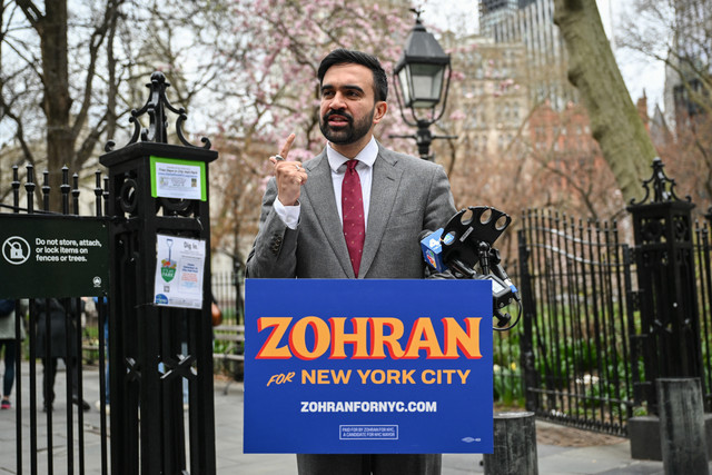 Calon wali kota New York City dan Perwakilan Negara Bagian Demokrat Zohran Mamdani berkampanye di New York City pada 16 April 2025. Foto: ANGELA WEISS / AFP