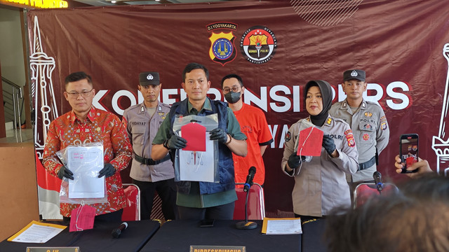 Konferensi pers kasus love scamming dokter gadungan di Mapolda DIY, Kamis (26/6). Foto: Dok. Istimewa