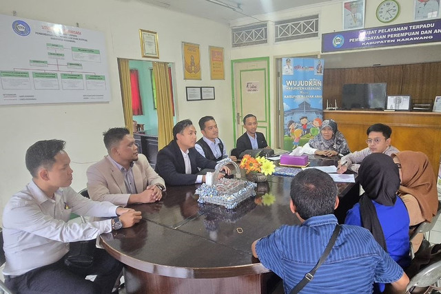 Kuasa hukum korban perkosaan di Karawang, Gary Gagarin saat berkoordinasi dengan P2TP2A Karawang terkait kasus korban. Foto: Dok. Istimewa