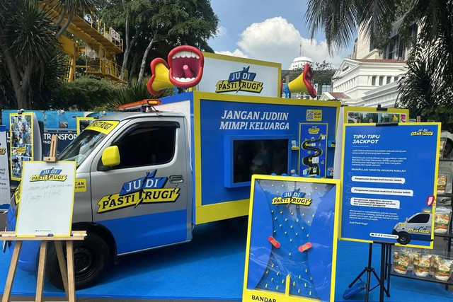 Mobil "Judi Pasti Rugi Keliling" milik GoPay, unit bisnis Financial Technology dari PT GoTo Gojek Tokopedia Tbk (BEI: GOTO), terparkir di kantor Kementerian Komunikasi dan Digital, Jakarta, Kamis (15/5/2025).  Foto: Pamela Sakina/ANTARA